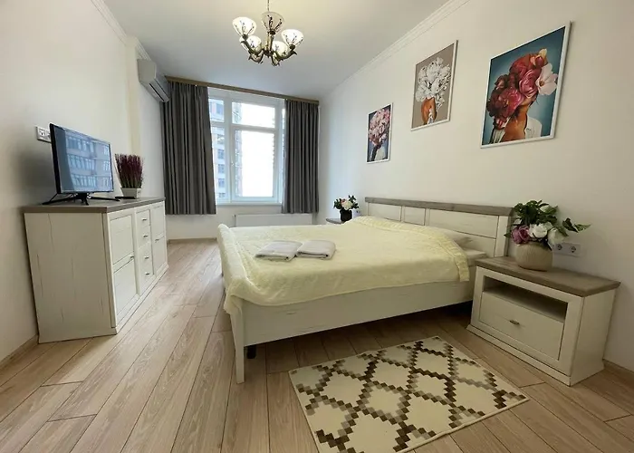 просторная двухкомнатная в аркадии с видом на море на 6 человек